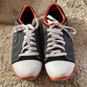 Cute men’s or women’s comfy tennis shoes sz 2.5